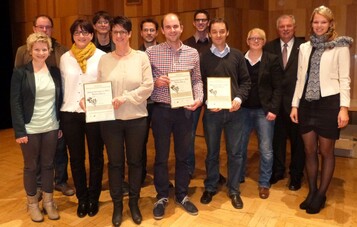 Die diesjhrigen Jungwinzerpreistrger (von links): Vertreter der Vision Heuchelberg (2. Platz), Michael Maier (1. Platz), Andreas Blank (ebenfalls 2. Platz) zusammen mit Rebe & Wein-Redakteurin Regina Klein, Weinbauverbands-Prsident Hermann Hohl und Weinknigin Theresa Olkus 