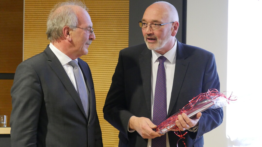 DWV-Präsident Klaus Schneider (re.) bedankt sich bei Rudolf Nickenig.