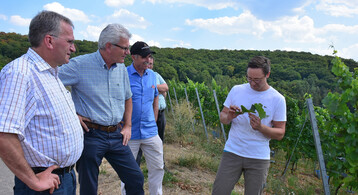 Paul Lehrieder, Artur Auernhamer, Artur Steinmann und Daniel Hedrfer (v.l.) diskutierten ber Bewsserung, Biodiversitt und die Umsetzung der g.U. fr Franken.