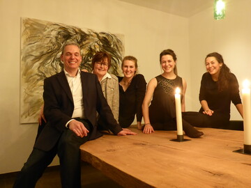 Lwenherzgemlde und Kelterbaum zieren das neue Gebude der Familie Albrecht in Heilbronn. Im Bild (von links): Peter und Annette Albrecht mit ihren Tchtern Luisa, Viola und Johanna, die als einzige nicht in die Fustapfen der Eltern getreten ist.