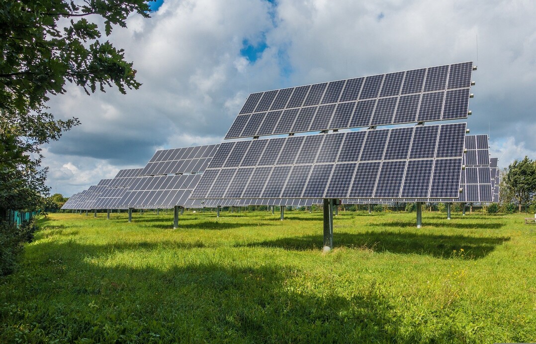 Im Bundesprogramm Energieeffizienz werden PV-Anlagen für die Erzeugung von Strom und Wärme für den Eigenverbrauch gefördert.