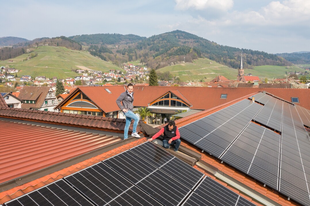 Eine neue Photovoltaik-Anlage auf dem Dach des Winzerkellers Hex vom Dasenstein liefert bis zu 100 Kilowattstunden, hier inspiziert von Sebastian Hill und Frank Mnnle.