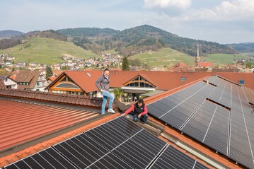 Eine neue Photovoltaik-Anlage auf dem Dach des Winzerkellers Hex vom Dasenstein liefert bis zu 100 Kilowattstunden, hier inspiziert von Sebastian Hill und Frank Mnnle.