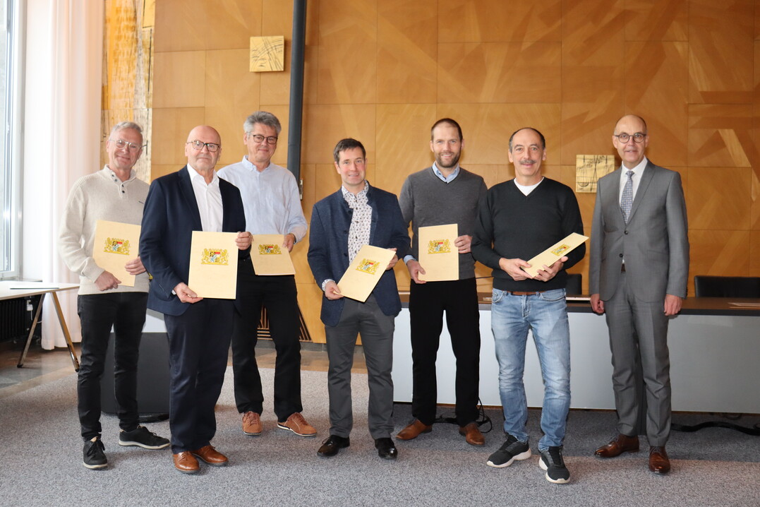 Regierungsvizepräsident Jochen Lange (rechts) verabschiedete langjährige Weinprüfer (von links nach rechts): Johannes Meuschel, Horst Sauer, Rolf-Bodo Dorrer, Daniel Sauer, Sebastian Knott, Christian Baumann.