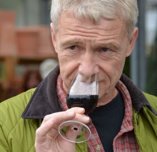Ulrich Strien ist Weinhndler, spezialisiert auf italienische Weine und italienische Spezialitten. Dank seiner persnlichen Kontakte zu den Produzenten vor Ort erhlt man als Reiseteilnehmer tiefe Einblicke, nicht nur in die Weinwirtschaft des Piemont.