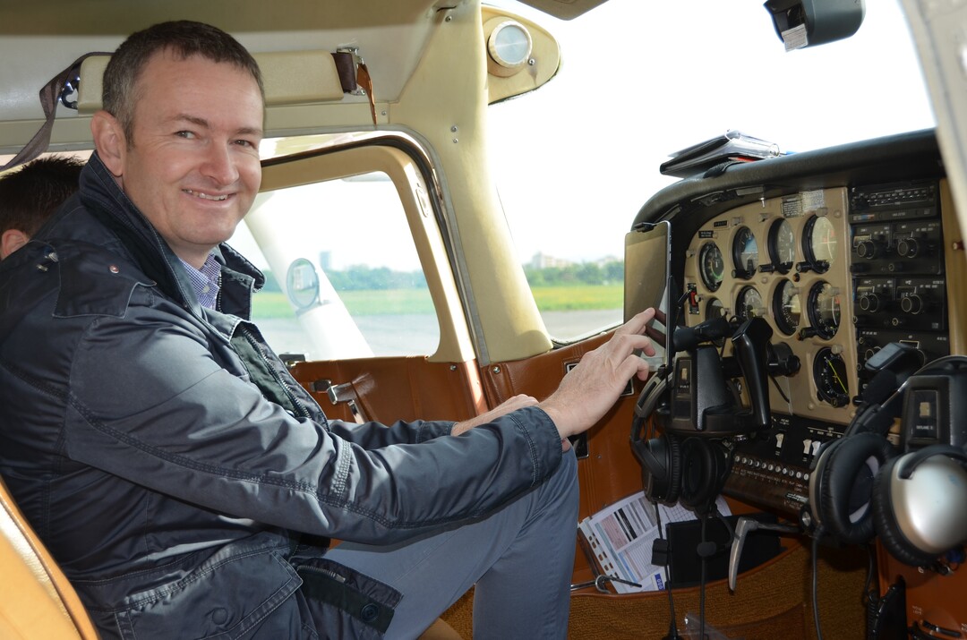 Pilot Frank Kasparek erklärt das Flugzeug und zeigt wie die Wetterdaten mittels Satelliten basiertes GPS ständig ins Cockpit gesendet werden.