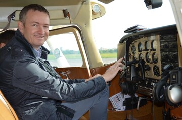 Pilot Frank Kasparek erklrt das Flugzeug und zeigt wie die Wetterdaten mittels Satelliten basiertes GPS stndig ins Cockpit gesendet werden.