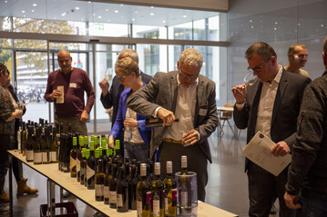 Die Besucher zeigten groes Interesse an der Verkostung von Weinen aus neuen Rebsorten.