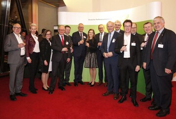 Bildzeile: Die deutsche Weinprinzessin Laura Lahm eingerahmt von Bundes-tagsabgeordneten, Staatssekretren und der DRV-Spitze.