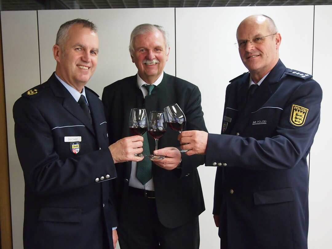 Der Weinbauverband mit Weinbaupräsident Hermann Hohl (Bildmitte), Präsident Becker (links im Bild) und Erster Polizeihauptkommissar Trumpp (rechts) wollen auch in Zukunft weiterhin eine positiven Austausch pflegen.