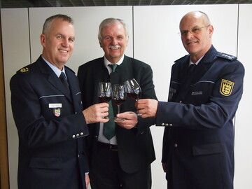 Der Weinbauverband mit Weinbauprsident Hermann Hohl (Bildmitte), Prsident Becker (links im Bild) und Erster Polizeihauptkommissar Trumpp (rechts) wollen auch in Zukunft weiterhin eine positiven Austausch pflegen.