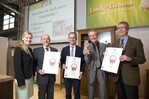 Preisverleihung „DLG-TOP 100 der besten Weinerzeuger“ auf der DLG-Erlebnismesse „Land & Genuss“: Die deutsche Weinprinzessin Sabine Wagner und DLG-Hauptgeschäftsführer Dr. Reinhard Grandke (r.) überreichen die Auszeichnung an Kurt Freund (Vier Jahreszeiten Winzer eG), Marco Köninger (Winzerkeller Hex vom Dasenstein) und Harald Ziegler (Weingut August Ziegler, v.l.).