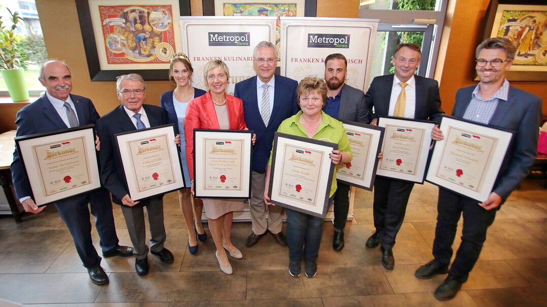 Die Preisträger mit Bayerns Innenminister Joachim Herrmann (Bildmitte) (v. l.): Frankenwein-Präsident Artur Steinmann aus Sommerhausen (Frankenwein-Genießer des Jahres), Metzgermeister des Jahres Ludwig Walk aus Mühlhausen (Oberpfalz), Frankens Weinkönigin Silena Werner, Maintal-Geschäftsführerin Anne Feulner aus Haßfurt (Konfitüren-Feinschmeckerin des Jahres), Marktfrau des Jahres Ulrike Krafft aus Lonnerstadt im Steigerwald, Kaffee-Experte Marco Förster aus Nürnberg (Kaffee-Barista des Jahres), Hotelier des Jahres Josef Maiser aus Nürnberg, Thomas Schmidt aus Nürnberg-Katzwang (Gastwirt des Jahres).