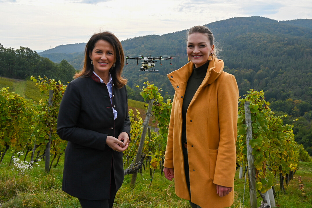 Die Landwirtschaftsministerin Kaniber und Digitalministerin Gerlach beim Ortstermin in Alzenau-Michelbach.