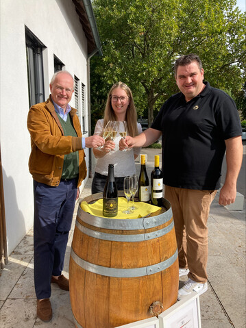 Die Urkundenbergabe beim Weingut Herzog von Wrttemberg in Ludwigsburg. 