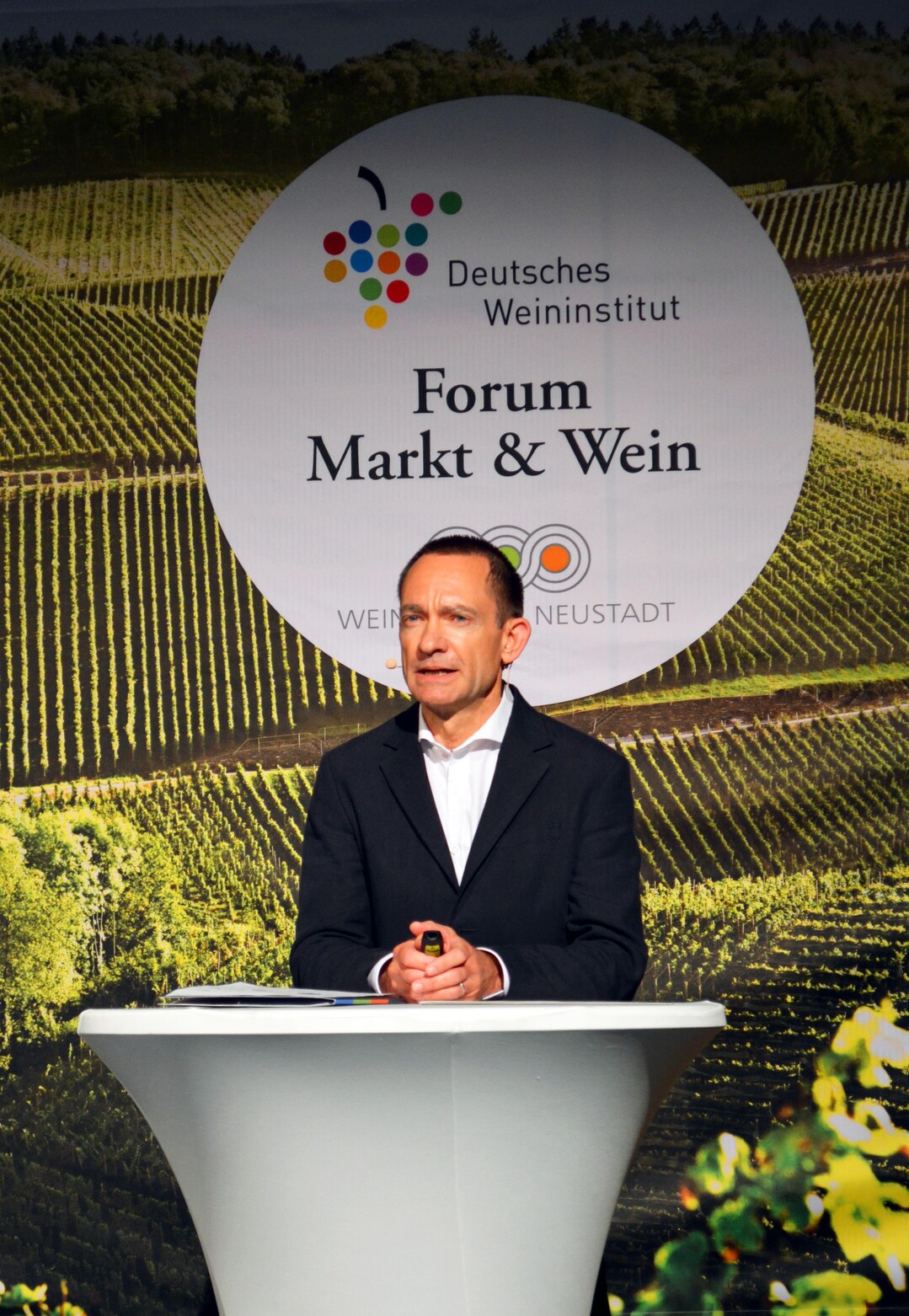 Prof. Dr. Marc Dreler vom Weincampus Neustadt beim Forum Markt & Wein. 