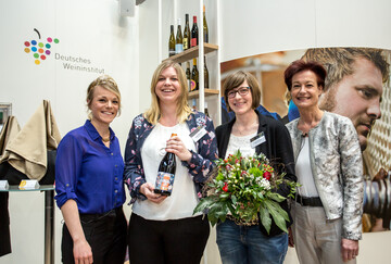 Die Weinschwestern aus Lwenstein auf dem Siegertreppechen: Ihr Lemberger "Liebe, Leben, Lemberger" belegte den 3. Platz bei der Abstimmung zu Deutschlands coolsten Weinen, die vom DWI ins Leben gerufen wurde. 