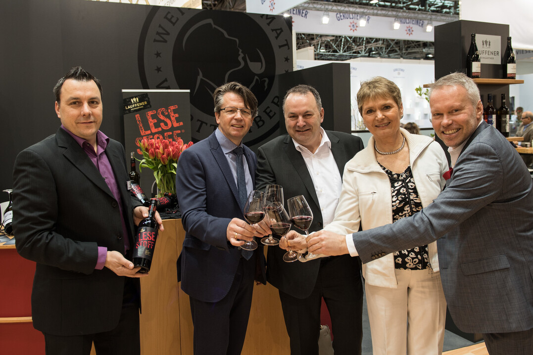 Auf der ProWein: Staatssekretrin Friedlinde Gurr-Hirsch zusammen mit (von links) Kellermeister Michael Bhm, Dr. Dieter Blankenhorn (Staatsweingut Weinsberg), Vorstand Dietrich Rembold und Geschftsfhrender Vorstand Marian Kopp.