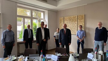Die Parlamentarischen Staatssekretre Dr. Michael Meister und Uwe Feiler beim Gesprch mit Vertretern von vier Weinbauverbnden; von links: Otto Guthier, Artur Steinmann, Uwe Feiler, Hermann Schmitt, Andrea Engelmann, Dr. Michael Meister, Dr. Patrick Staub und Peter Wohlfarth.