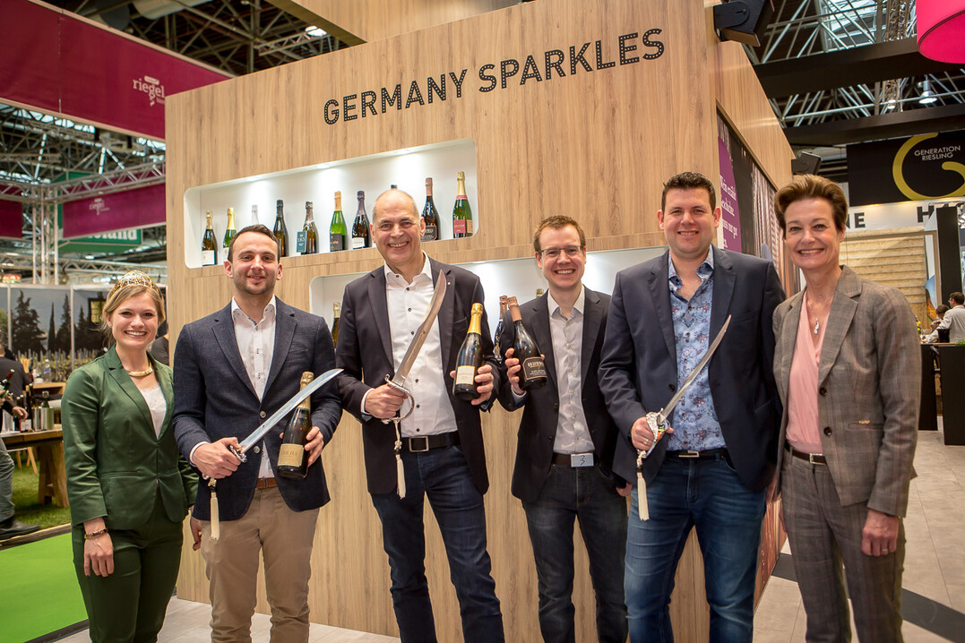 Deutschlands beste Sekte wurden auf der ProWein von DWI-Geschäftsführerin Monika Reule mit einem gravierten Säbel zum Sabrieren, das heißt zum Köpfen einer verschlossenen Sektflasche, ausgezeichnet. Vlnr: Carolin Klöckner (Deutsche Weinkönigin), Niko Brandner (Griesel & Compagnie), Volker Raumland (Sekthaus Raumland), Christian und Stefan Braunewell (Weingut Braunewell), Monika Reule (DWI).