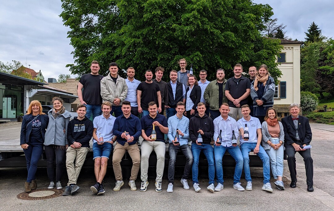 Projektpräsentation erfolgreich gemeistert: die Schüler der Technikerklasse II sowie die Dozenten der AfK und LVWO.
