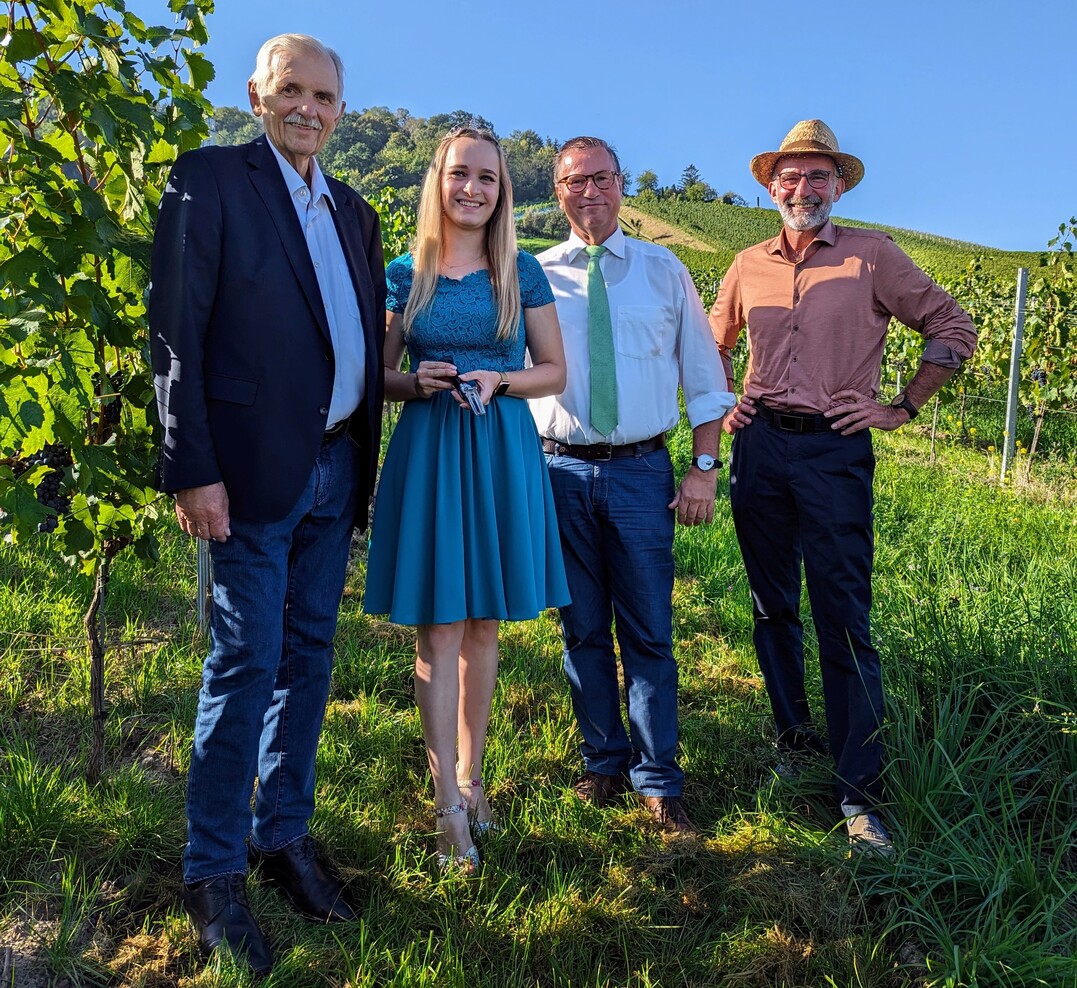 Bei der traditionellen Oechslemessung (v.l.) Präsident Hermann Hohl, Weinprinzessin Birthe Meseke, Landwirtschaftsminister Peter Hauk und der Vorstand der Fellbacher Weingärtner Thomas Seibold.