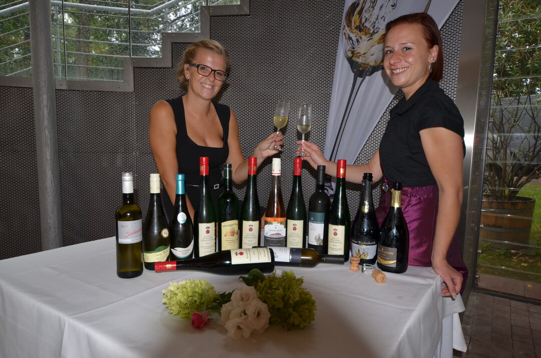 Projektkoordinatorin im Weinbauverband Sachsen, Sandy Prger (li.) und Anna Brunig freuen sich ber 14 Goldmedaillen fr schsische Weine und Sekte aus sieben Betrieben. Beide waren Weinhoheiten in Sachsen und wissen gute Tropfen zu schtzen. 
