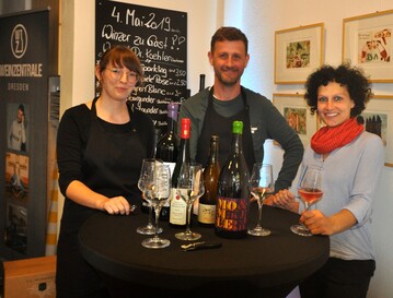 Servicekraft Juliana Dmler, Sommerlier Jens Pietzonka und Stadtteilmanagerin Nadine Wollrad (v. l.) haben aus einem leeren Ladenlokal eine Weinbar auf Zeit gemacht. 
