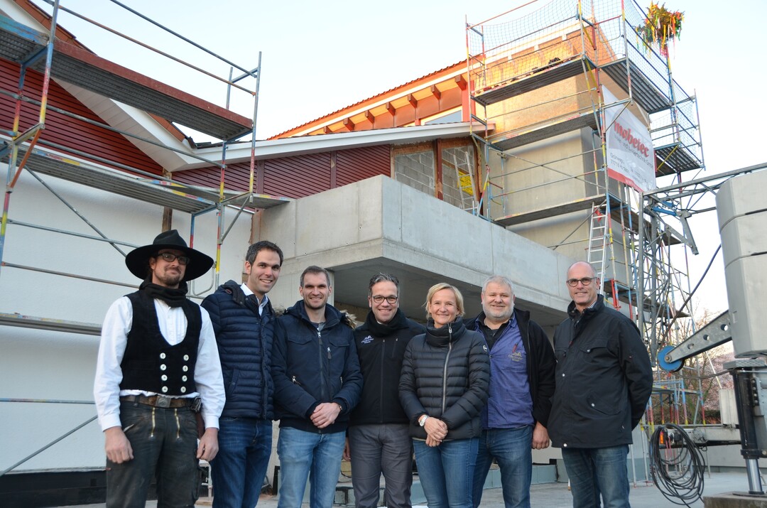 Freude über das Richtfest am Neubau der Oberkircher Winzer eG, v.l. Zimmerergeselle Gabriel Schmälzle, Architekt Thomas Braun, Bauleiter Markus Streif, Markus Ell, Silvie Rendler, Kellermeister Martin Bäuerle und Vorstandsvorsitzender Franz Männle.