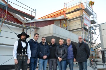 Freude ber das Richtfest am Neubau der Oberkircher Winzer eG, v.l. Zimmerergeselle Gabriel Schmlzle, Architekt Thomas Braun, Bauleiter Markus Streif, Markus Ell, Silvie Rendler, Kellermeister Martin Buerle und Vorstandsvorsitzender Franz Mnnle.