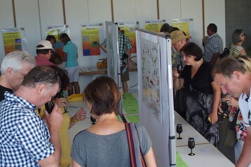 Besucher von Tag der offenen Tr der LWG beim Riechen an den Fruchtgetrnkeproben.