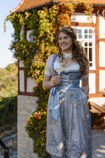 Die amtierende Weinknigin Romy Richter wird ihre Krone am Sonntag, den 9. September 2023, weitergeben.