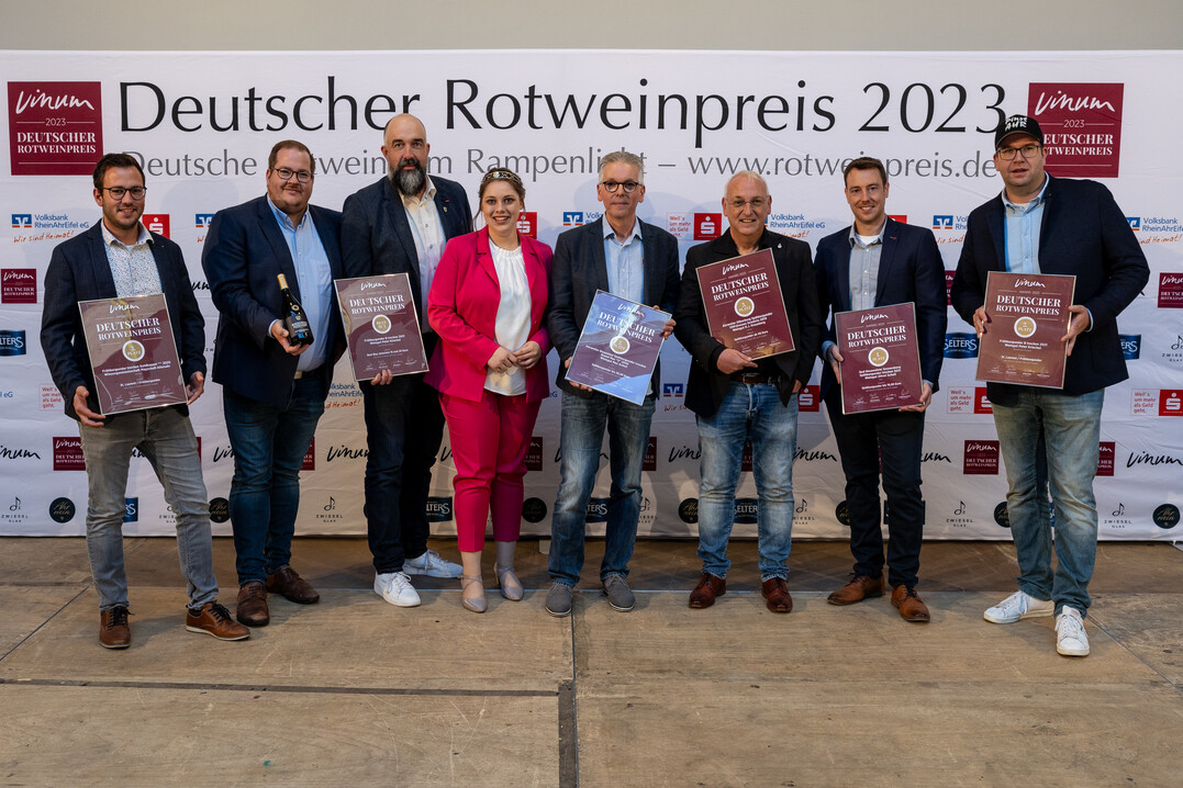 Gleich fünf Weingüter aus dem Ahrtal landeten bei der Preisverleihung im Helmut-Gies-Bürgerzentrum Ahrweiler auf dem Siegertreppchen (v.l.): Dirk Stephan, Mirco Burkardt, Michael Kriechel, Merle Kurth, Wolfgang Schulze-Icking, Ludwig Kreuzberg, Oliver Schell und Peter Kriechel.