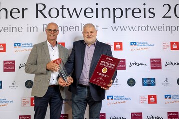 Kellermeister Martin Buerle (rechts) nahm zusammen mit dem Vorstandsvorsitzenden Franz Mnnle die Auszeichnung in Bad Neuenahr-Ahrweiler entgegen.