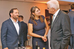 Weinkönigin Tamara Elbl konnte auch Ministerpräsident Winfried Kretschmann (rechts) die ausgezeichneten Weine vorstellen.