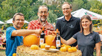 Gärtnermeister und Wengerter Ulrich Fähnle, Direktor des Blühendes Barocks Volker Kugel, Vorstandsvorsitzender der Bottwartaler Winzer Immanuel Gröninger und die Leiterin der Kürbisausstellung Alisa Käfer freuen sich über den neuen Wein (von links).