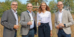 Symbolische Übergabe des Ehrenpreises, einer Rotbuche, auf der Ausgleichsfläche vor dem Kelterhaus in Repperndorf. Auf dem Bild von links: Andreas Oehm (GWF-Vorstandsvorsitzender), Weinbaupräsident Artur Steinmann, Fränkische Weinkönigin Eva Brockmann und Cornelius Lauter (Geschäftsführender Vorstand GWF).