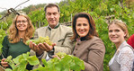 In den Zeiler Weinbergen schnitten sie zur Weinlese-Eröffnung einige Silvanertrauben von den Rebstöcken. Im Bild von links: Weinkönigin Eva Brockmann, Ministerpräsident Dr. Markus Söder, Ministerin Michaela Kaniber und Weinprinzessin Anna-Lena Werb.