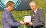 Minister Peter Hauk (l.) zeichnete unter anderem den württembergischen Weinbaupräsidenten mit Gerhard-Weiser-Medaille aus.