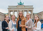 Frankenwein am
Brandenburger Tor (von
links): Die Weinprinzessinnen Theresa Schmidt,
Anne Düll, Alicia Markert und Selina Mair sowie die Fränkische
Weinkönigin Eva Brockmann (Mitte).