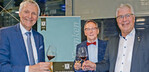 Der Vorsitzende des VDP.Franken Robert Haller (r.) bedankte sich bei
den Festrednern Prof. Dr. Ulrich Fischer (l.) und Hermann Mengler
(Mitte) mit einem Weinpräsent.