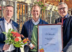 Die Urkundenübergabe. Im Bild von links Sebastian Henze, Geschäftsführer Weinbauverband, Philipp Kollmar Geschäftsführer Landesweingut Kloster Pforta und Hauptgeschäftsführer Handwerkskammer Halle Dirk Neumann.