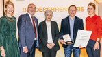 Ministerialdirigentin Dr. Bettina Hartwig (3. v. l.) und Freya von Czettritz, CEO der DLG-Holding (links), überreichten Urkunde und Medaille für den Bundesehrenpreis in Bronze unter anderem an Sebastian Häußer (Felsengartenkellerei). Zu den Gratulanten zählten die Deutsche Weinprinzessin Luise Böhme und Weinbaupräsident Klaus Schneider (2. v. l.).