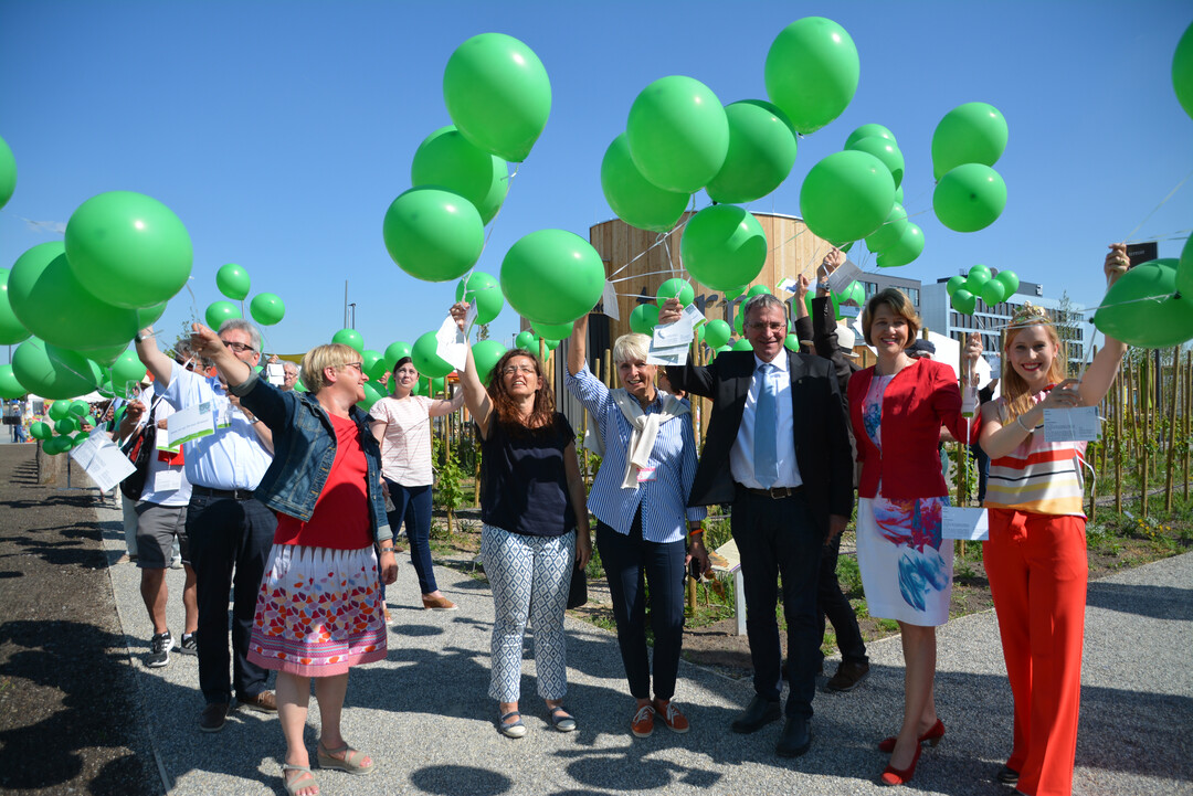Zur Saisonerffnung schickten die Gstefhrer und ihre Ehrengste 298 grne Luftballons auf die Reise. 