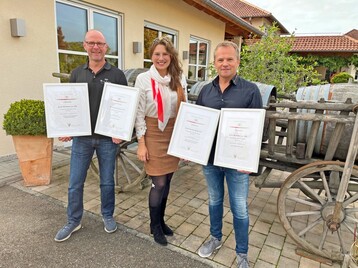 In der Privatkellerei Rolf Willy GmbH (Nordheim) war die Freude ber die besondere Auszeichnung fr ihren Weiburgunder gro.