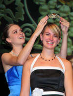 Christl Schäfer krönt ihre Nachfolgerin Juliane Nägele
Bild: Fischer