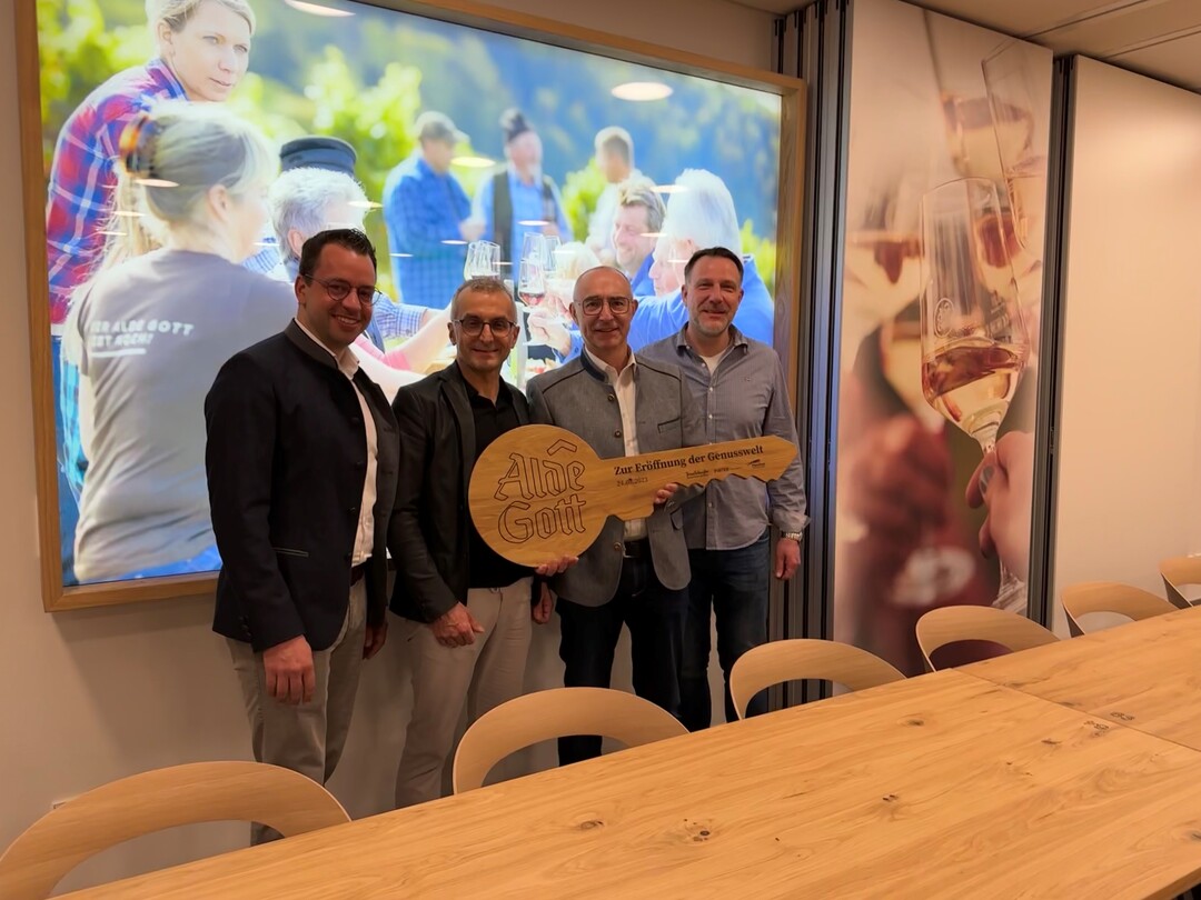 Bei der Einweihung (v.l.): Adrian Schaufler (Kreativer Holzbau), Bernd Seifermann (Mbel + Objektbau Pinter), Gnter Lehmann (geschftsfhrender Vorstand Alde Gott) und Marc Allar (Panther Elektrotechnik.
