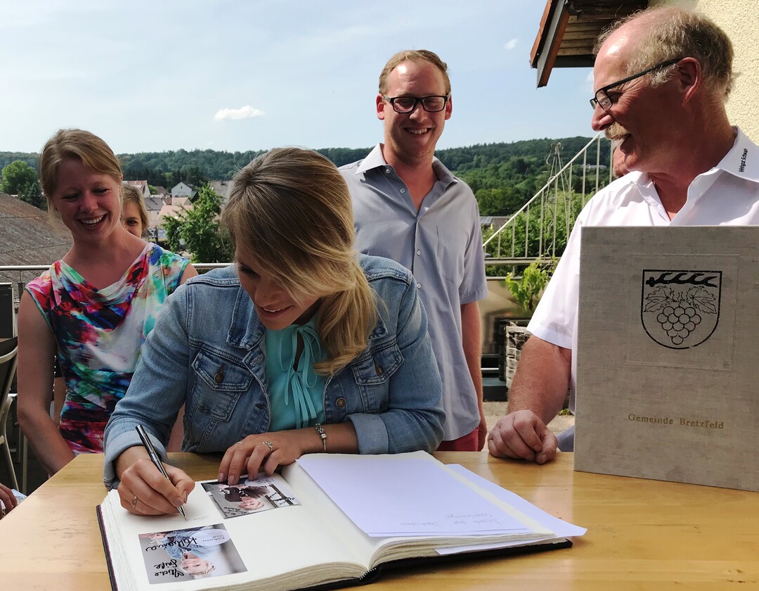 Im Weingut Schwab durfte sich die Weinknigin in das Goldene Buch der Gemeinde Bretzfeld eintragen.
