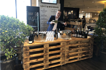 Sommelier Arno Steguweit bert bei den DFB-Lnderspielen an der Weinbar.