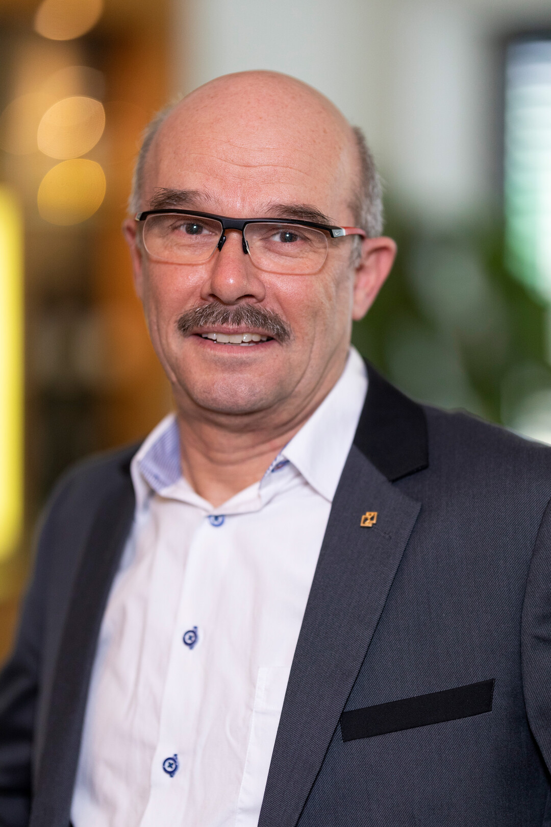   Henning Seibert ist
Vorstandsvorsitzender und Geschftsfhrender Vorstand der Mosel-land eG Winzergenossenschaft mit Sitz in Bernkastel-Kues. Er
reprsentiert die Weinwirtschaft.